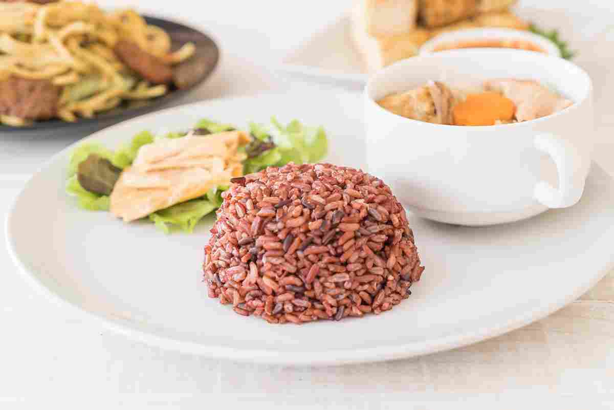 7 Manfaat Beras Merah, Benarkah Lebih Sehat dari Nasi Putih?